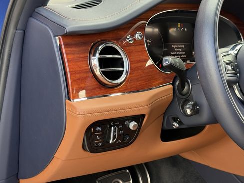 Used 2021 Bentley Bentayga V8 image 13