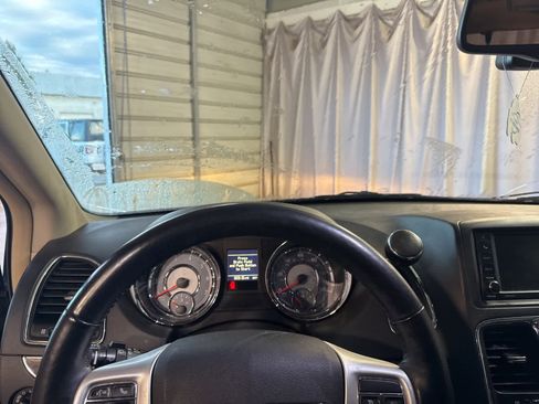 Used 2016 Chrysler Town & Country Touring-L w/ Driver Convenience Group image 18