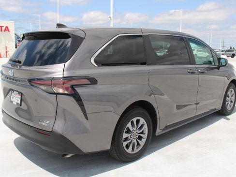 Certified 2023 Toyota Sienna LE FWD image 3