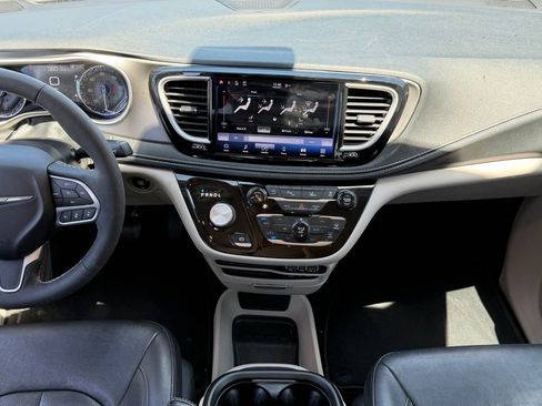Used 2022 Chrysler Pacifica Touring-L FWD image 12