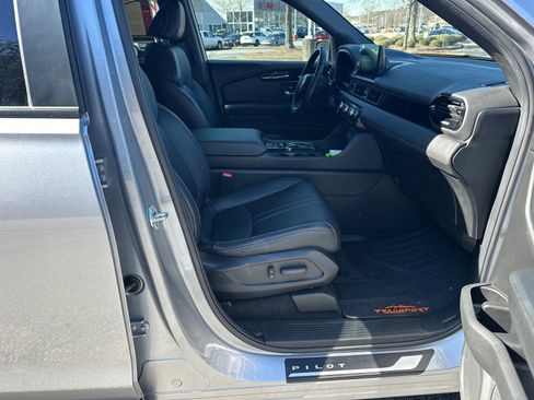 Used 2025 Honda Pilot TrailSport image 13