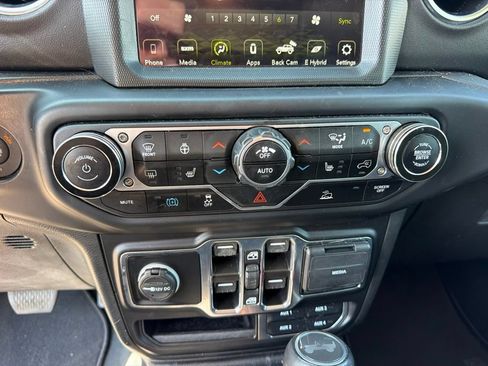Used 2022 Jeep Wrangler Unlimited Sahara w/ Cold Weather Group AWD/4WD image 18