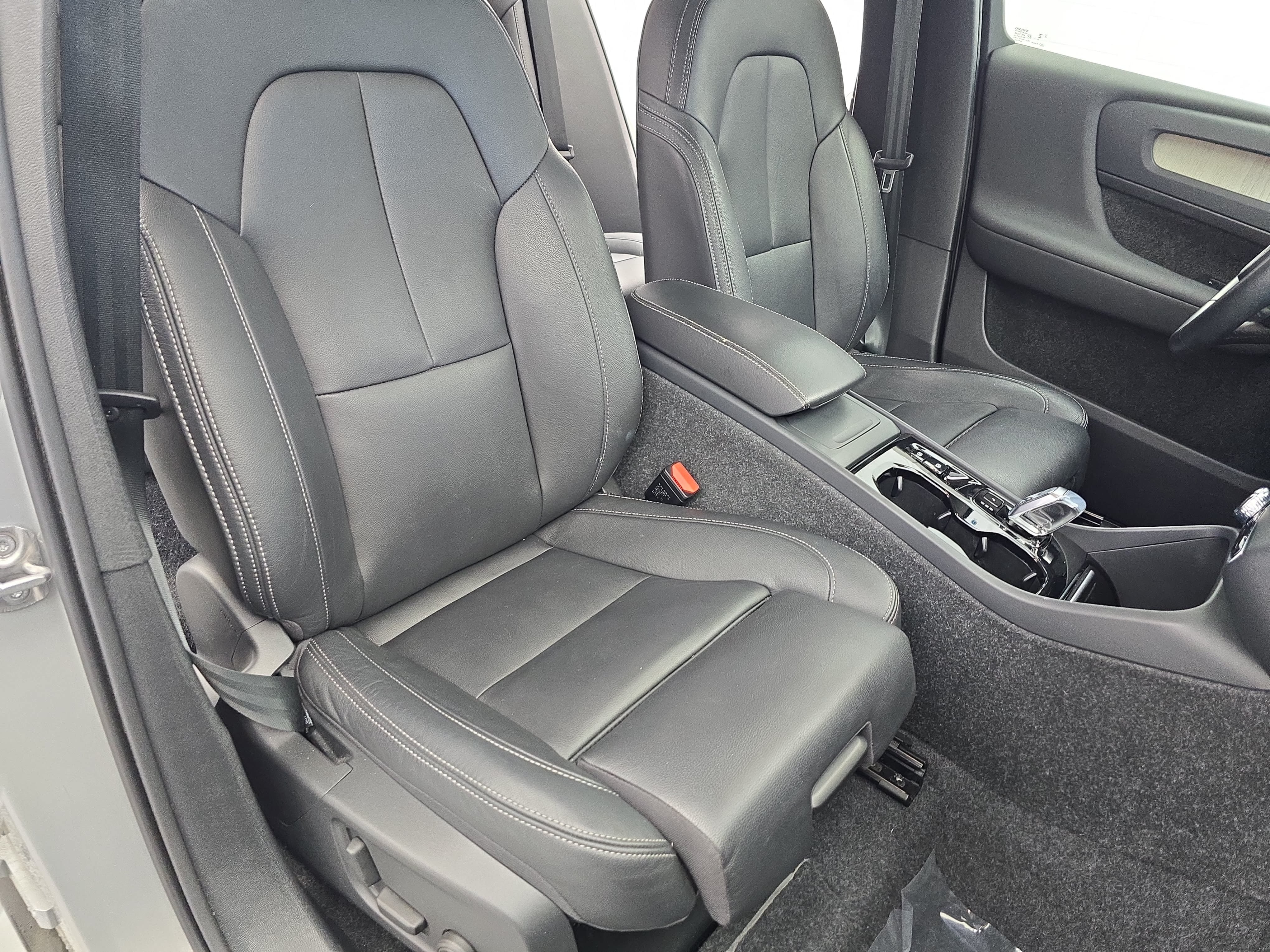 Used 2025 Volvo XC40 B5 Plus AWD/4WD image 10