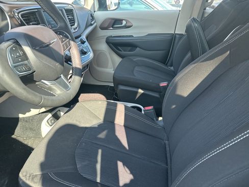 Used 2024 Chrysler Voyager LX image 3