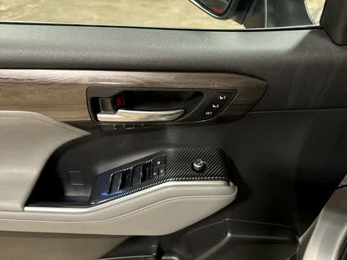 Used 2021 Toyota Highlander Limited AWD/4WD image 24