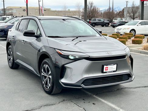 Used 2023 Toyota bZ4X XLE w/ Weather Package image 7