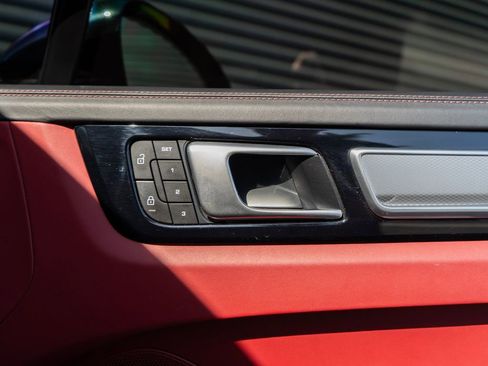 Certified 2022 Porsche Cayenne Platinum Edition image 30