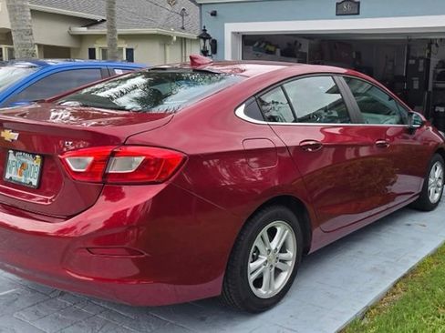Used 2018 Chevrolet Cruze LT w/ LT Convenience Package FWD image 2