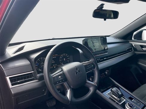 Used 2023 Mitsubishi Outlander SE image 10