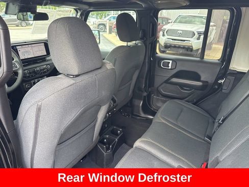 Used 2025 Jeep Wrangler Unlimited Sahara AWD/4WD image 16