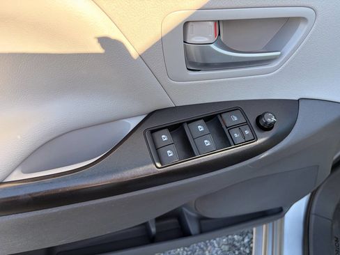 Used 2015 Toyota Sienna LE image 10