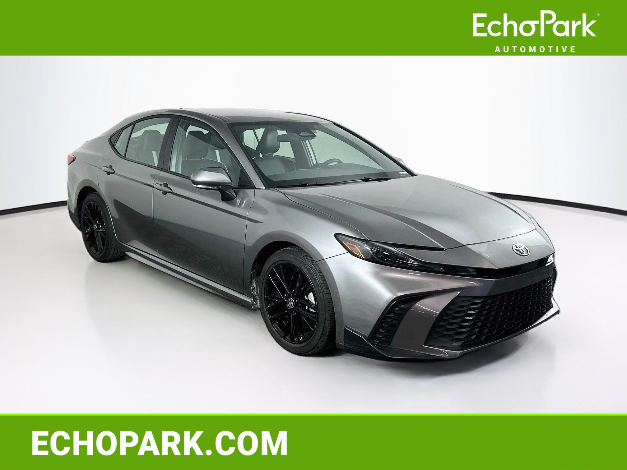 Used 2025 Toyota Camry SE FWD image 1