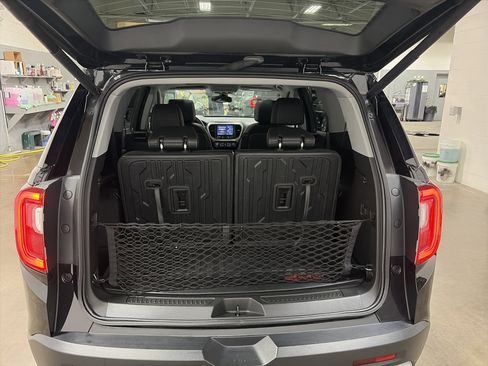 Used 2023 GMC Acadia SLT w/ Technology Package image 32