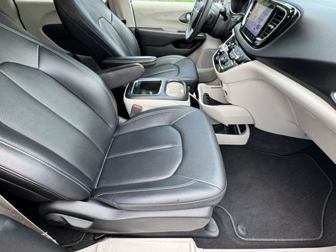 Used 2024 Chrysler Pacifica Touring-L FWD image 15