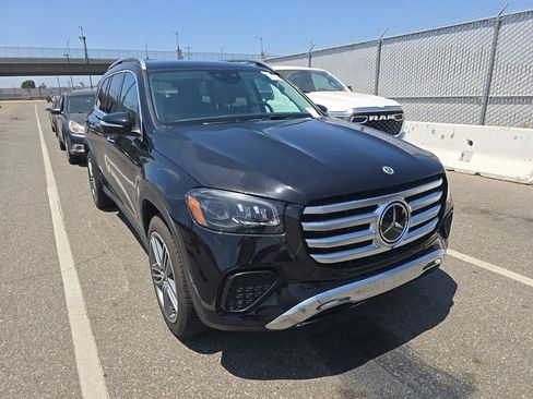 Used 2025 Mercedes-Benz GLS 450 4MATIC image 2
