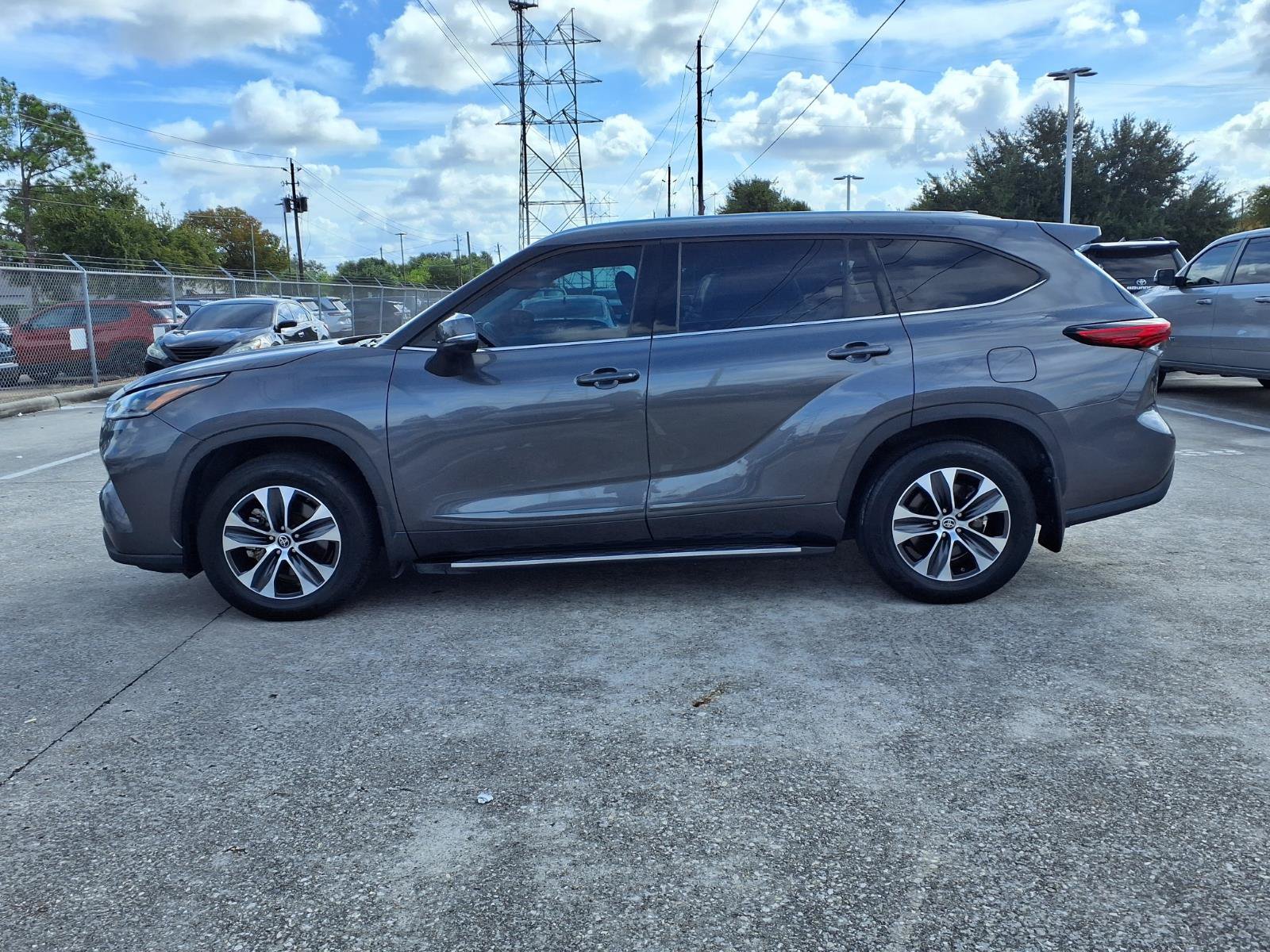 Used 2021 Toyota Highlander XLE FWD image 26
