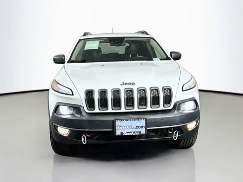 Used 2017 Jeep Cherokee Trailhawk AWD/4WD image 2