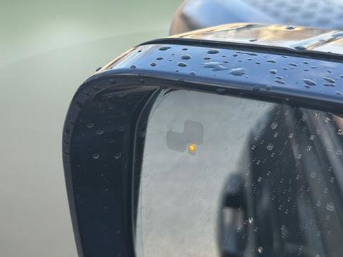 Used 2023 Land Rover Defender 130 SE image 9