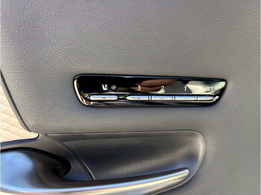 Used 2022 Lexus LS 500 F Sport w/ Accessory Package (Z1) AWD/4WD image 25