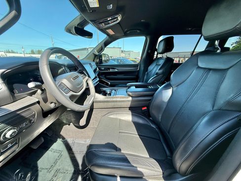 Used 2023 Jeep Wagoneer L Series II AWD/4WD image 5
