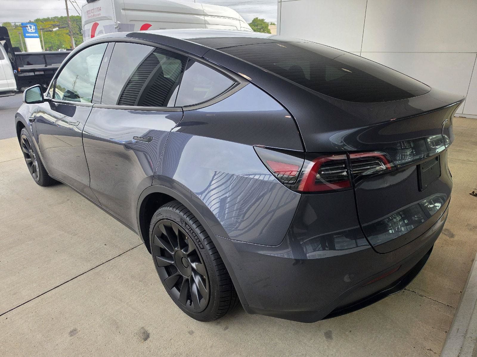 Used 2023 Tesla Model Y AWD image 3