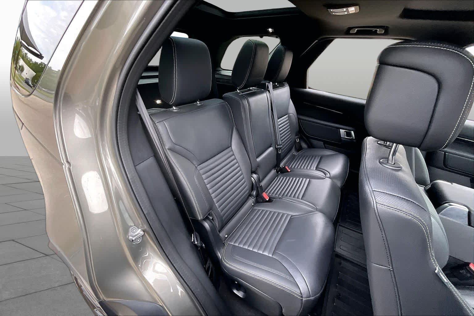 Used 2025 Land Rover Discovery S AWD/4WD image 18