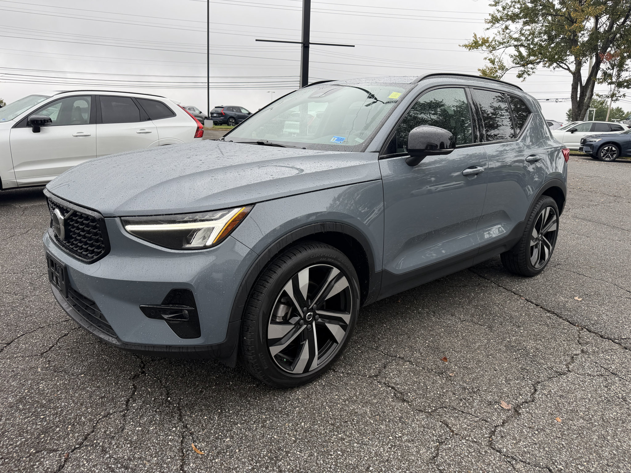 Used 2023 Volvo XC40 B5 Plus w/ Climate Package AWD/4WD image 4