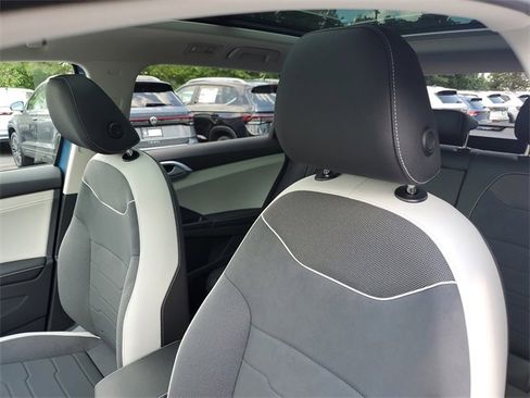 New 2025 Volkswagen Taos SE image 18