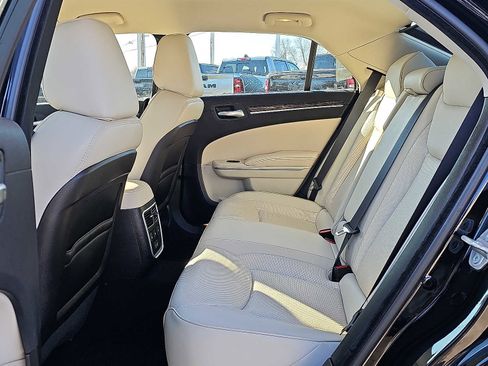 Used 2023 Chrysler 300 Touring L w/ Comfort Group image 10