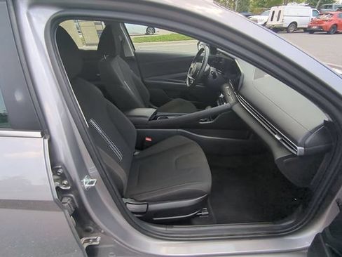 Used 2025 Hyundai Elantra SEL FWD image 40