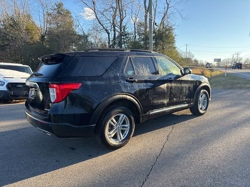 Used 2022 Ford Explorer XLT w/ Equipment Group 202A image 3