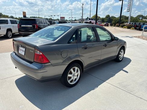 Used 2005 Ford Focus ZX4 Sedan FWD image 6