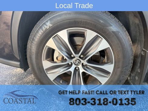 Used 2022 Toyota Highlander XLE FWD image 3