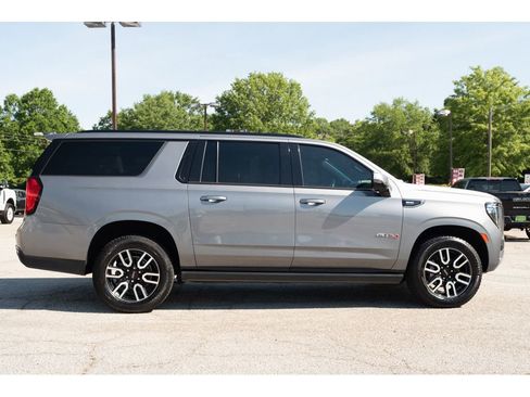 Used 2022 GMC Yukon XL AT4 AWD/4WD image 9