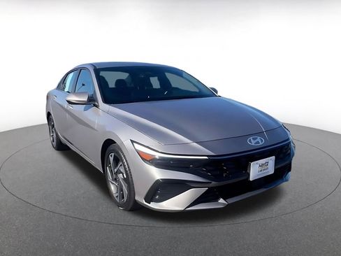 Used 2025 Hyundai Elantra Limited image 3