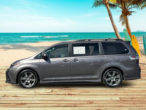 Used 2020 Toyota Sienna SE w/ SE Preferred Package image 3
