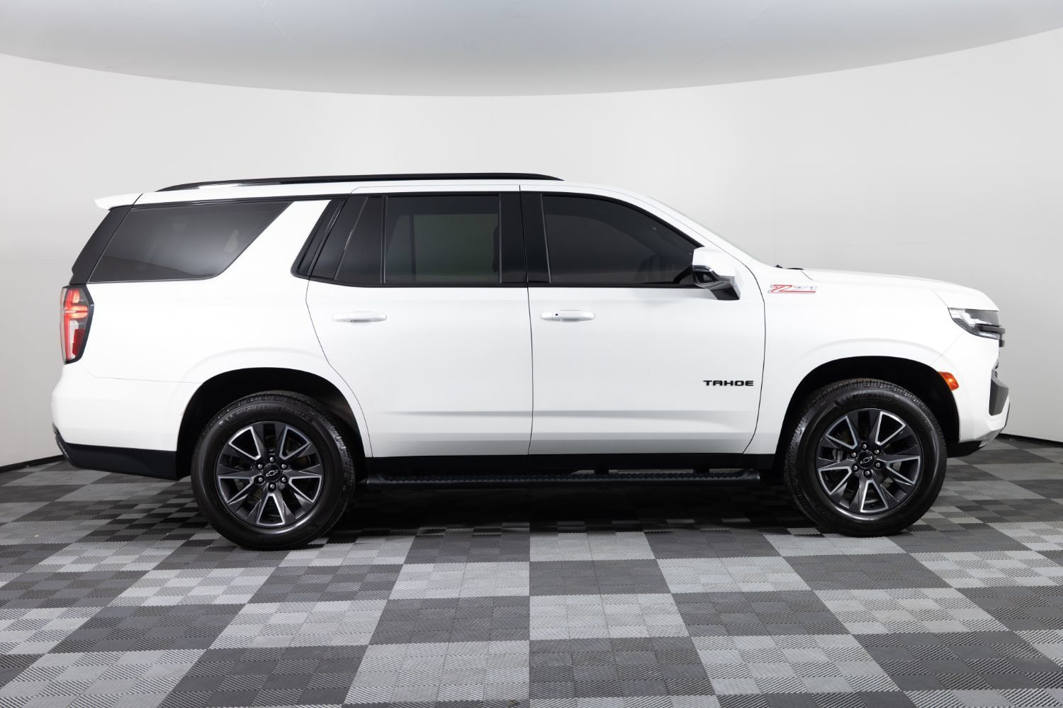 Used 2023 Chevrolet Tahoe Z71 w/ Luxury Package AWD/4WD image 9