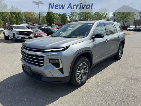 Used 2025 Chevrolet Traverse LT image 1