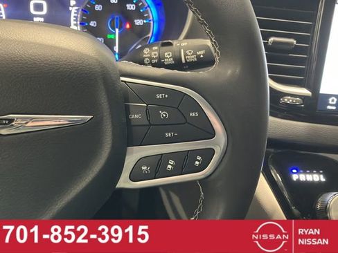 Used 2023 Chrysler Pacifica Touring-L FWD image 18