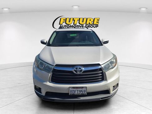 Used 2015 Toyota Highlander LE FWD image 2