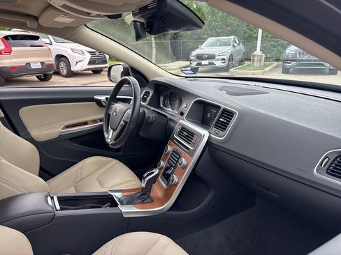 Used 2017 Volvo S60 T5 Inscription Platinum image 12