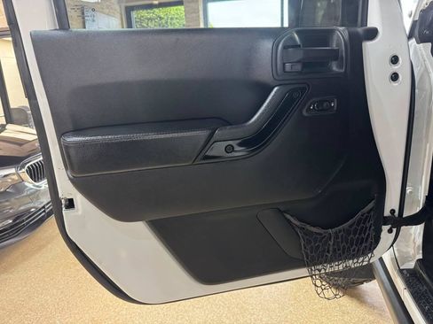 Used 2014 Jeep Wrangler Unlimited Sahara AWD/4WD image 17