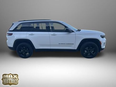Used 2023 Jeep Grand Cherokee Limited w/ Black Appearance Package image 11