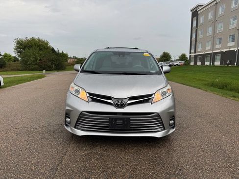 Used 2019 Toyota Sienna XLE w/ XLE Navigation Package AWD/4WD image 12