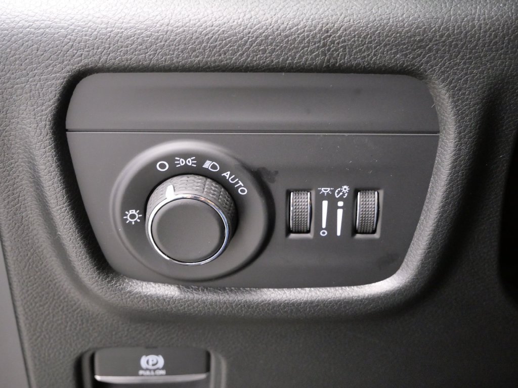 Used 2026 Jeep Grand Cherokee Altitude AWD/4WD image 16