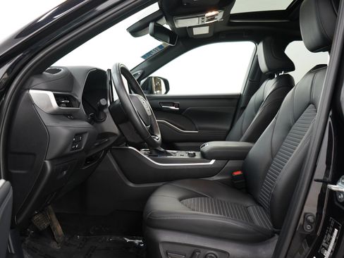 Used 2025 Toyota Highlander XSE AWD/4WD image 20