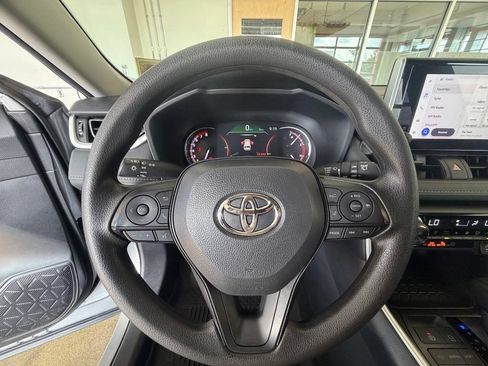 Used 2025 Toyota RAV4 XLE AWD/4WD image 32