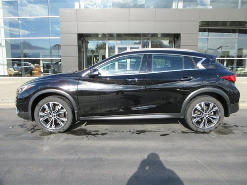 Used 2018 INFINITI QX30 AWD w/ Pro Assist Package image 4