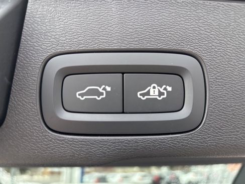 Certified 2024 Volvo XC60 B5 Ultimate w/ Protection Package Premier image 42