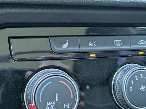 Used 2023 Volkswagen Taos SE w/ Panoramic Sunroof Package FWD image 30